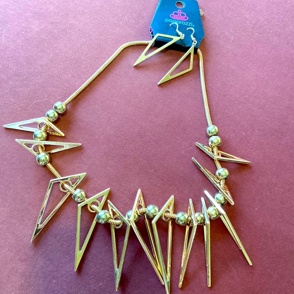 NWOT Paparazzi Necklace & Earring set